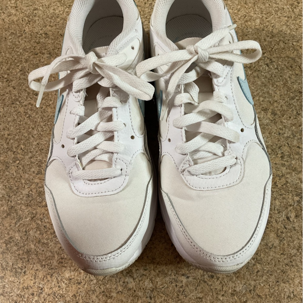 Nike shoes. EUC. 7.5